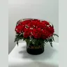 Траурная шляпная коробка с гвоздиками на похороны